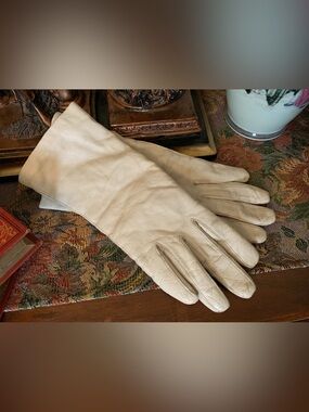 Vintage Victorian-inspo Off-White Leather Winter Bride Bridal Wedding Gloves